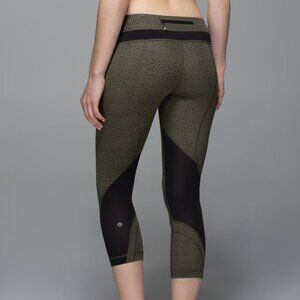 Lululemon Run: Inspire Crop II *Full-On Luxtreme (Mesh)-Size 4-Dottie Dash Fatig